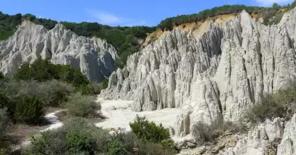 Skalné vežičky pri pláži Gerakas