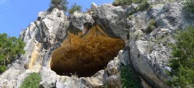 步行至达米亚诺斯洞穴
