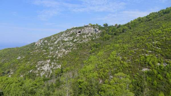 Uitzicht op de Damianos-grotten en de taverne