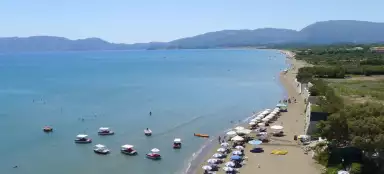 Nuoto sulla spiaggia di Kalamaki