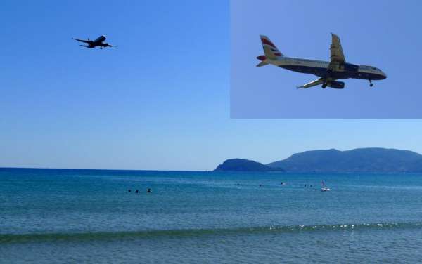 Vliegtuigen die over het strand van Kalamaki landen
