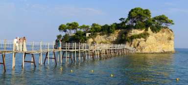 De haven van Agios Sostis en het eiland Cameo