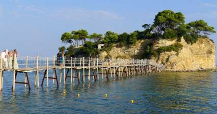 Il porto di Agios Sostis e l'isola di Cameo