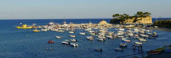 Blick auf den Hafen von Agios Sostis
