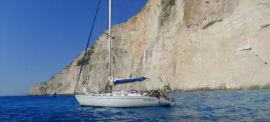 乘船前往 Navagio 海滩