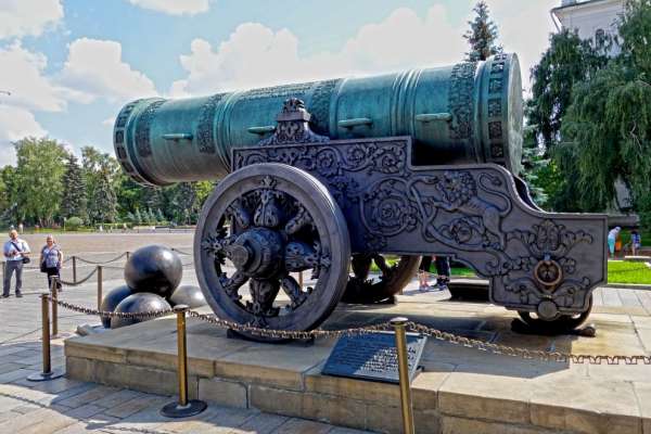 Place Ivan et le plus grand canon de forteresse au monde