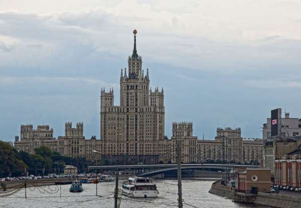 Stalins Wolkenkratzer am Ufer von Kotelnice