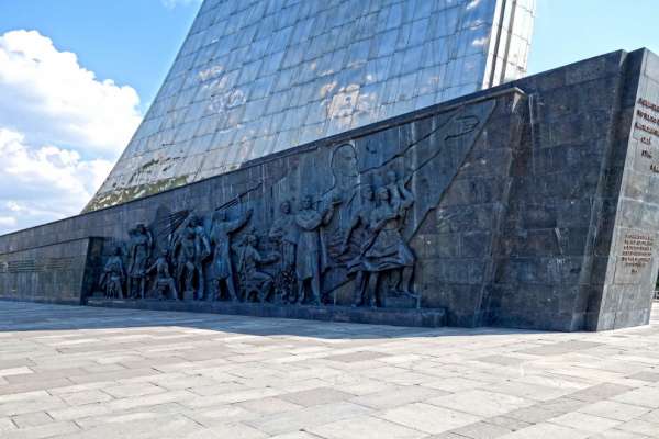 Памятник Покорителям космоса