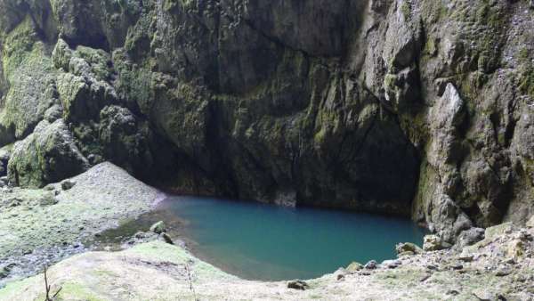 Macocha 深渊底部的一个湖