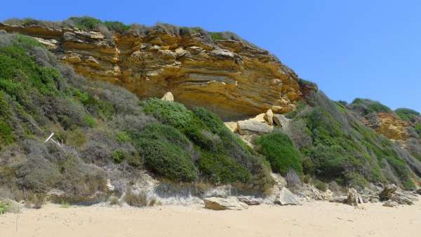 Скалы над пляжем