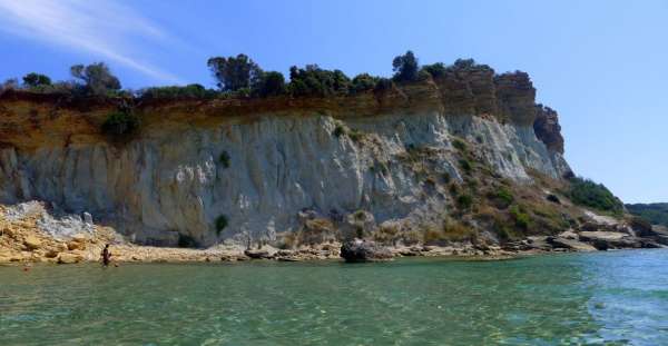 Falaise au sud de la plage de Gerakas