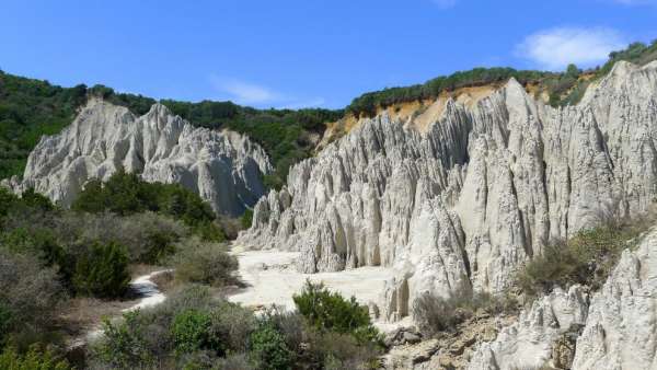 Tours rocheuses sur la plage de Gerakas