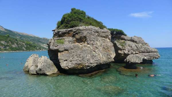 Formacje skalne na Porto Azzuro