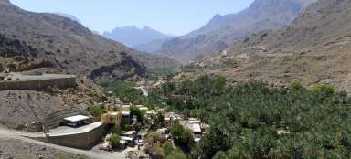 游览 Wadi Bani Kharus 山谷