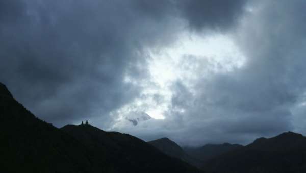 A vista de Kazbegi até o pico, que ainda se perde nas nuvens