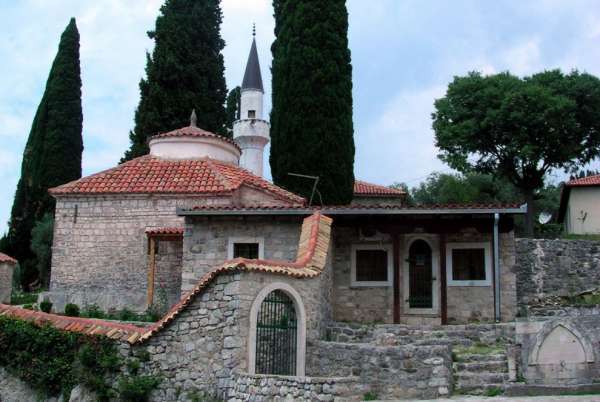 Een kleine moskee in Stari Bar