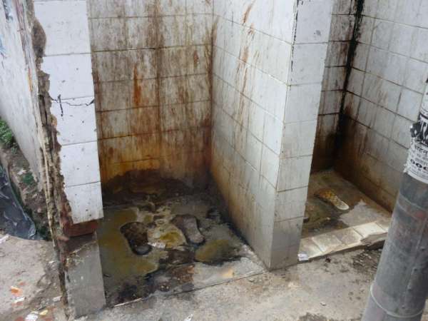 거리에 인도의 공중 화장실