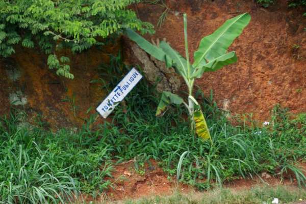 Toilet langs de weg in Gabon