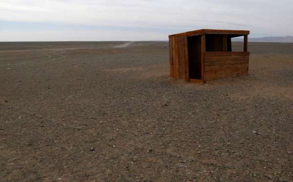 Um banheiro no deserto da Mongólia
