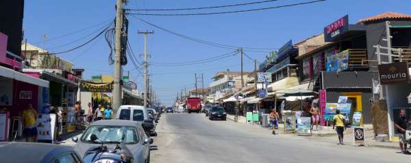 A rua principal em Laganas