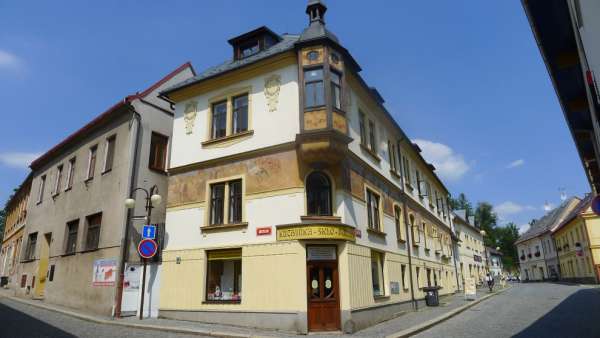 Haus an der Ecke der Straßen Kostelní und Valdštejnská