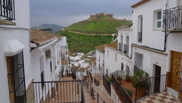 As ruas de Alora e o castelo ao fundo