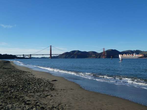 Pláž pri Golden Gate Bridge