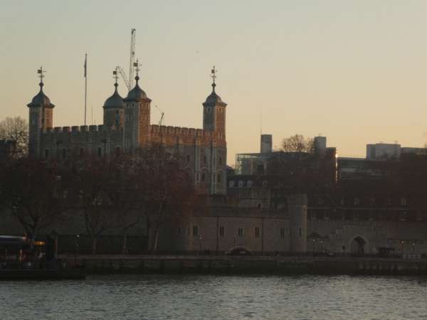 Pohled na pevnost Tower of London přes řeku