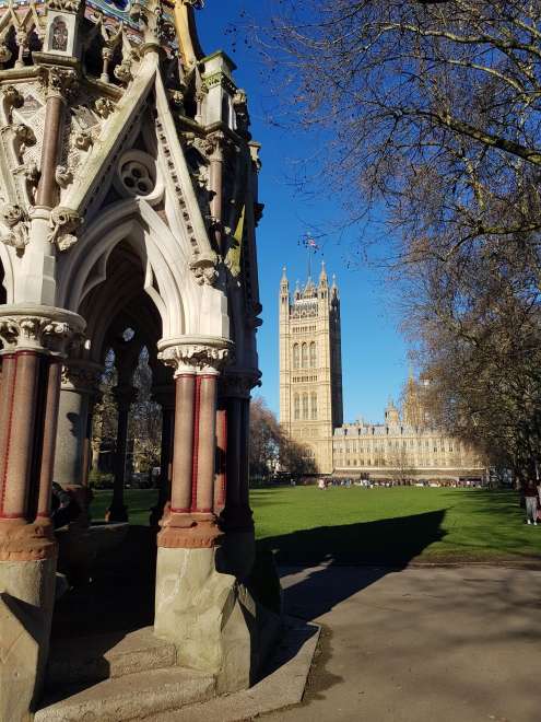 Widok z Victoria Tower Gardens na budynki Parlamentu