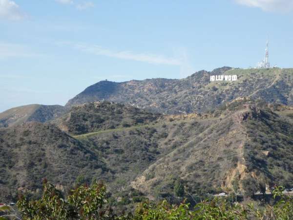 好莱坞标志位于城市上方的山丘上