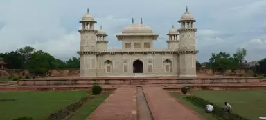 Itimad-ud-Daulah의 무덤 투어