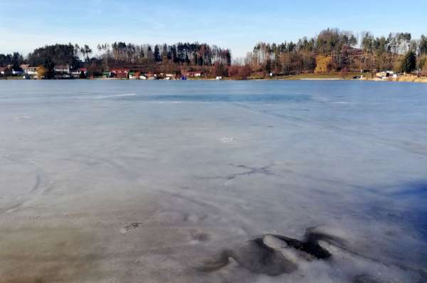 Laghetto da campo in inverno