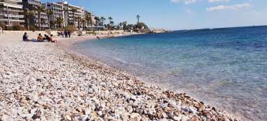 Галечный пляж в порту Афин