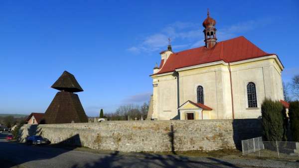 Hölzerner Glockenturm in Osek