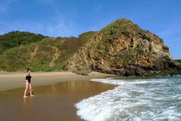 Um penhasco no final da praia