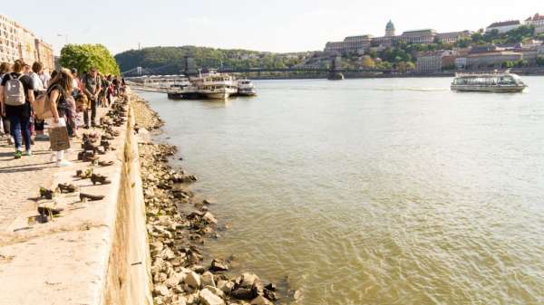 Schoenen aan de oevers van de Donau