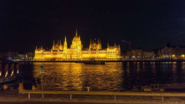 Parlamento de noche