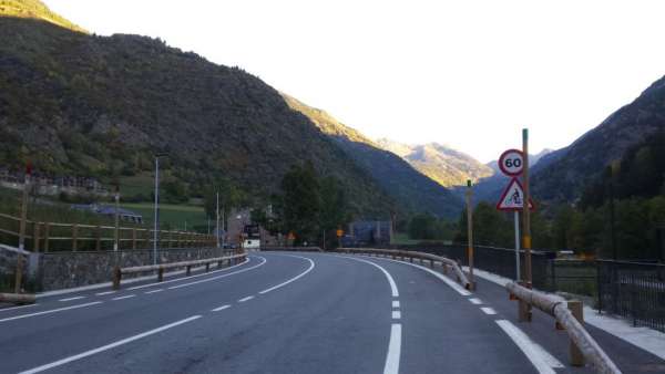 Snelweg tussen de bergen