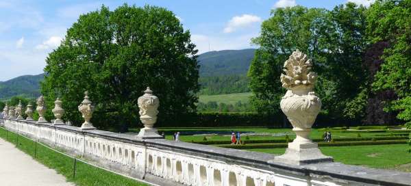 A tour of the Castle Garden in Český Krumlov: Weather and season