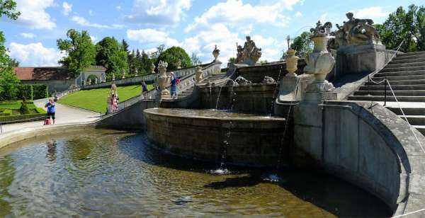 Fontana a cascata nel giardino del castello a Český Krumlov
