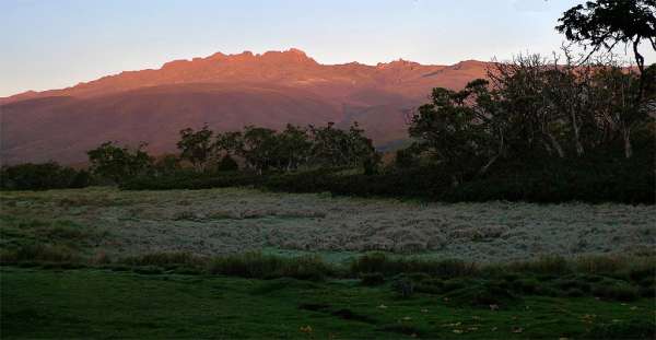 Maciço do Monte Quênia ao amanhecer