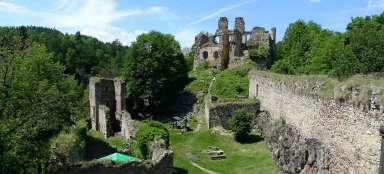 Excursão às ruínas do castelo Dívčí Kámen
