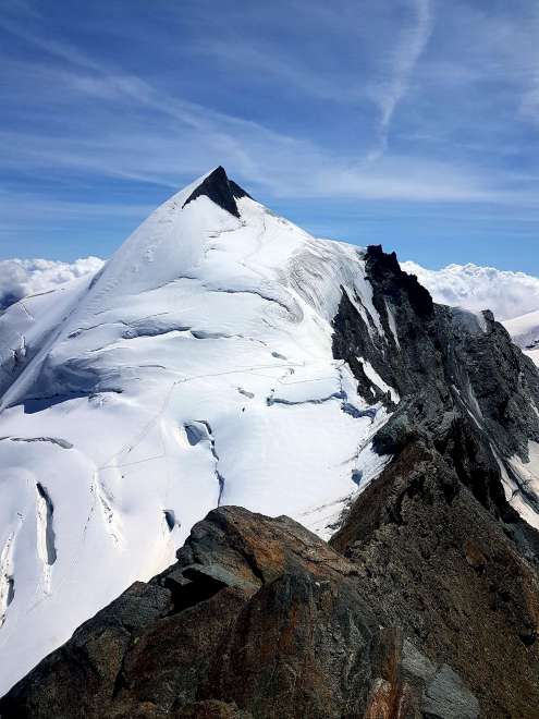 Pohľad na Allalinhorn z vrcholu Feechopfu
