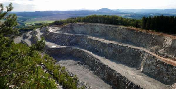 Vista desde la cima de la colina a las montañas centrales checas