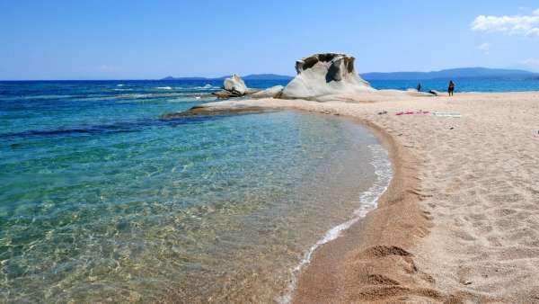 Kakoudia 해변의 유명한 바위