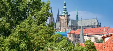 Achter de glas-in-loodramen naar de Sint-Vituskathedraal
