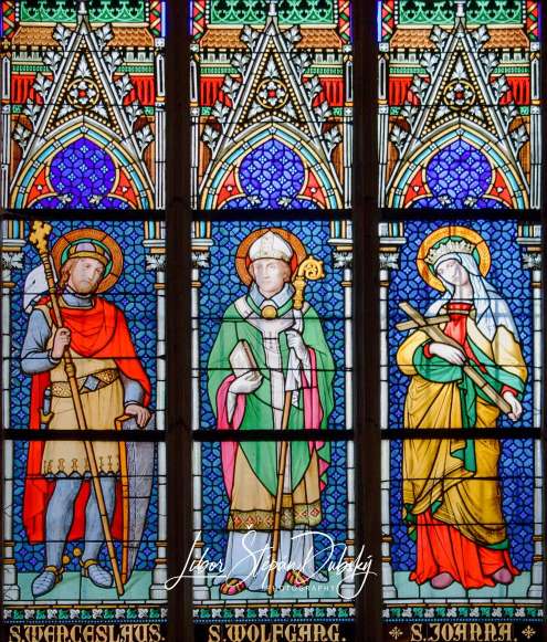 在圣维特大教堂的彩色玻璃窗后面