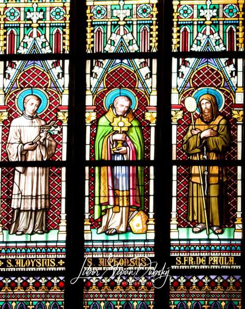 在圣维特大教堂的彩色玻璃窗后面