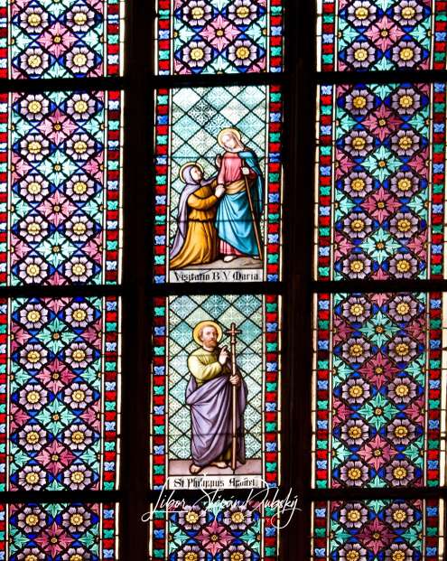 성 비투스 대성당으로 향하는 스테인드 글라스 창문 뒤