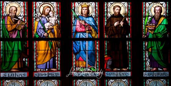 Dietro le vetrate della Cattedrale di San Vito
